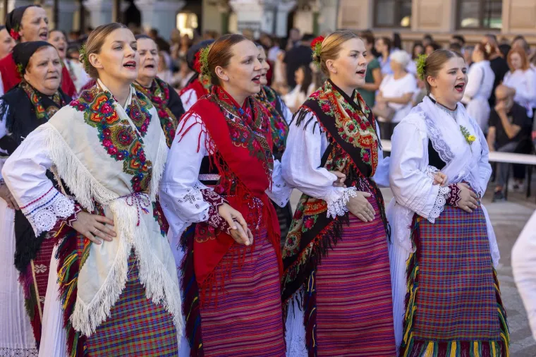 Ljepota, mladost i raskošne nošnje: Bajkoviti prizori s Vinkovačkih jeseni, među krasoticama i Mongolka