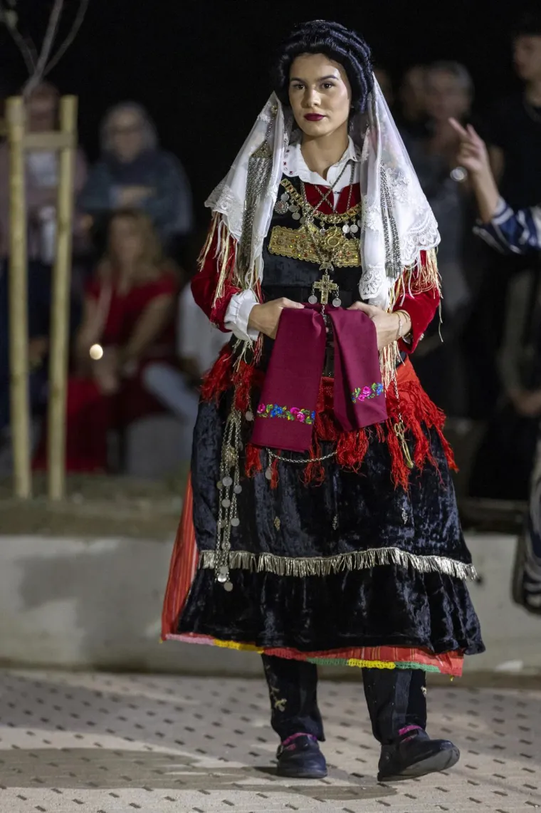 Ljepota, mladost i rasko&scaron;ne no&scaron;nje: Bajkoviti prizori s Vinkovačkih jeseni, među krasoticama i Mongolka