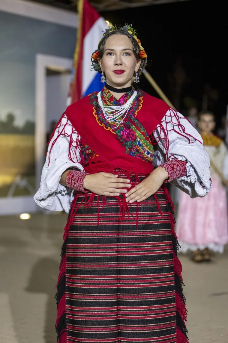 Ljepota, mladost i rasko&scaron;ne no&scaron;nje: Bajkoviti prizori s Vinkovačkih jeseni, među krasoticama i Mongolka