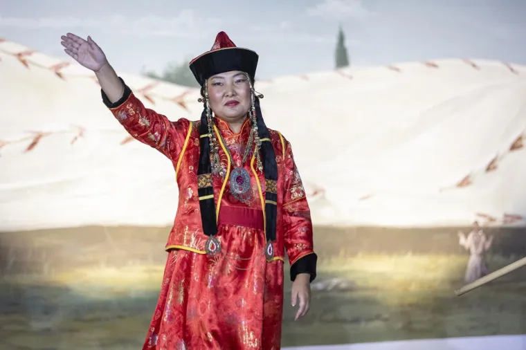 Ljepota, mladost i rasko&scaron;ne no&scaron;nje: Bajkoviti prizori s Vinkovačkih jeseni, među krasoticama i Mongolka