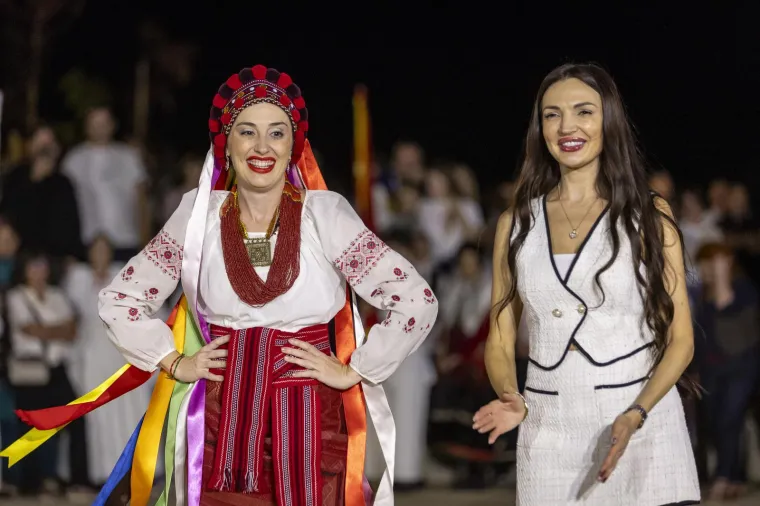 Ljepota, mladost i rasko&scaron;ne no&scaron;nje: Bajkoviti prizori s Vinkovačkih jeseni, među krasoticama i Mongolka