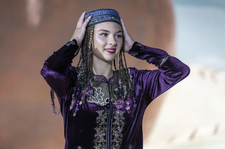 Ljepota, mladost i rasko&scaron;ne no&scaron;nje: Bajkoviti prizori s Vinkovačkih jeseni, među krasoticama i Mongolka