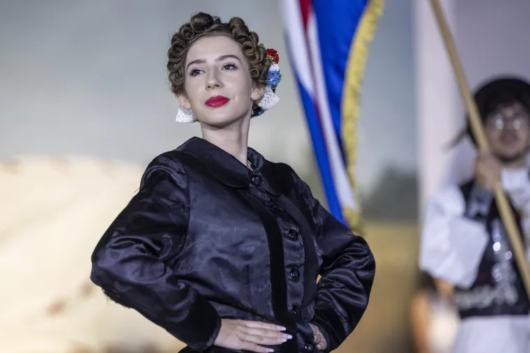 Ljepota, mladost i rasko&scaron;ne no&scaron;nje: Bajkoviti prizori s Vinkovačkih jeseni, među krasoticama i Mongolka