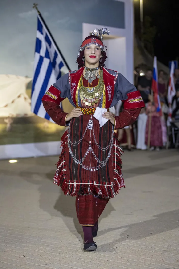 Ljepota, mladost i rasko&scaron;ne no&scaron;nje: Bajkoviti prizori s Vinkovačkih jeseni, među krasoticama i Mongolka