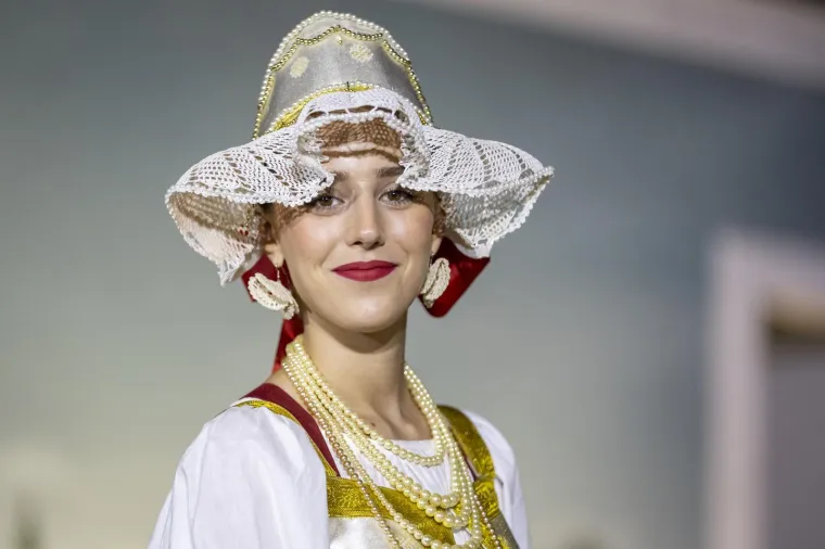 Ljepota, mladost i rasko&scaron;ne no&scaron;nje: Bajkoviti prizori s Vinkovačkih jeseni, među krasoticama i Mongolka