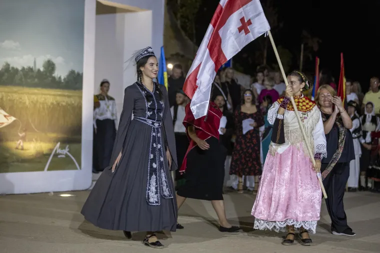 Ljepota, mladost i rasko&scaron;ne no&scaron;nje: Bajkoviti prizori s Vinkovačkih jeseni, među krasoticama i Mongolka