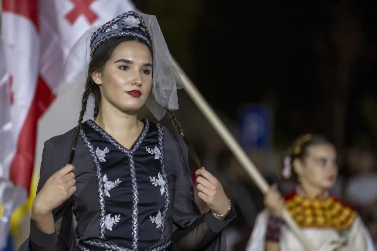 Ljepota, mladost i rasko&scaron;ne no&scaron;nje: Bajkoviti prizori s Vinkovačkih jeseni, među krasoticama i Mongolka