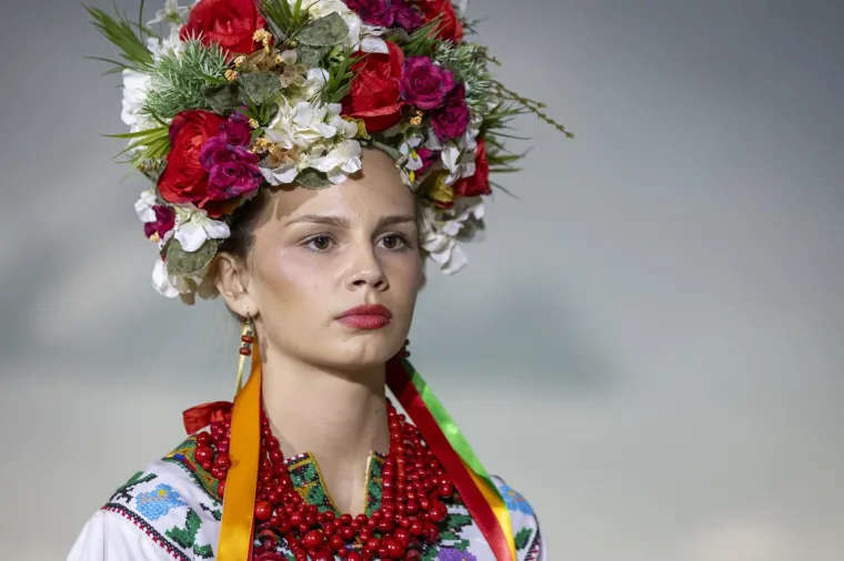 Ljepota, mladost i raskošne nošnje: Bajkoviti prizori s Vinkovačkih jeseni, među krasoticama i Mongolka