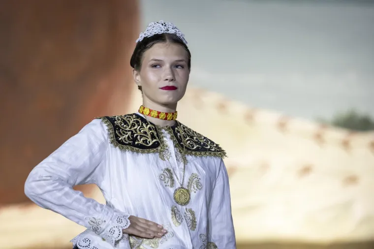 Ljepota, mladost i rasko&scaron;ne no&scaron;nje: Bajkoviti prizori s Vinkovačkih jeseni, među krasoticama i Mongolka