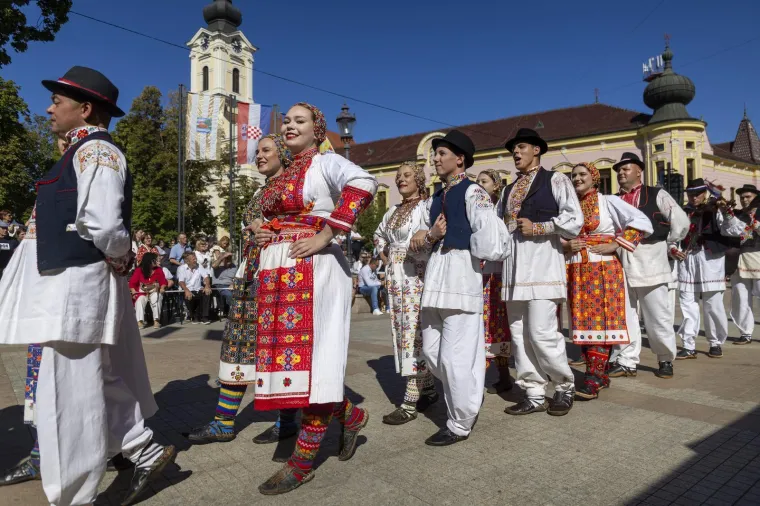 Ljepota, mladost i raskošne nošnje: Bajkoviti prizori s Vinkovačkih jeseni, među krasoticama i Mongolka