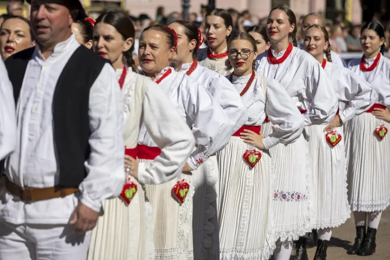 Ljepota, mladost i raskošne nošnje: Bajkoviti prizori s Vinkovačkih jeseni, među krasoticama i Mongolka