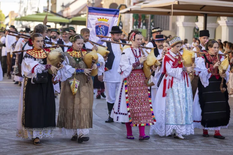 Ljepota, mladost i raskošne nošnje: Bajkoviti prizori s Vinkovačkih jeseni, među krasoticama i Mongolka