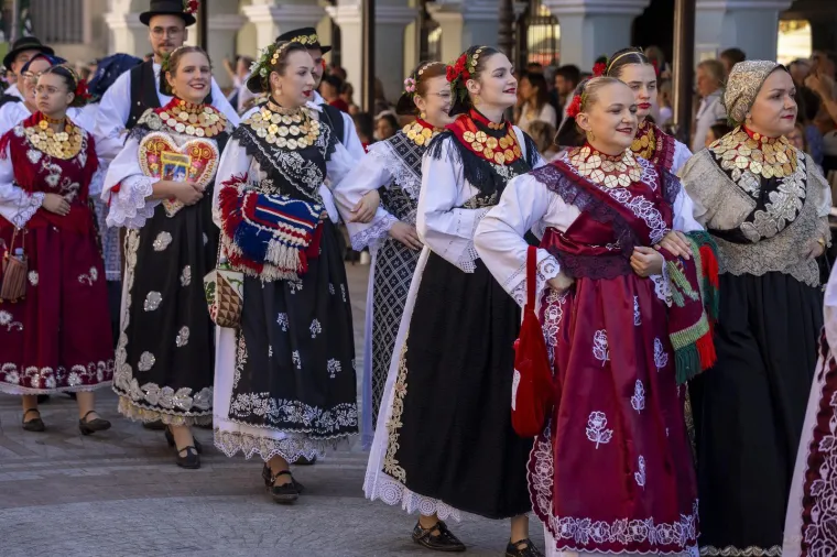 Ljepota, mladost i rasko&scaron;ne no&scaron;nje: Bajkoviti prizori s Vinkovačkih jeseni, među krasoticama i Mongolka