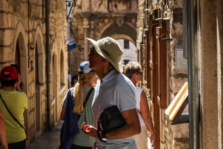 Dame zablistale u centru Korčule i privukle pažnju fotografa