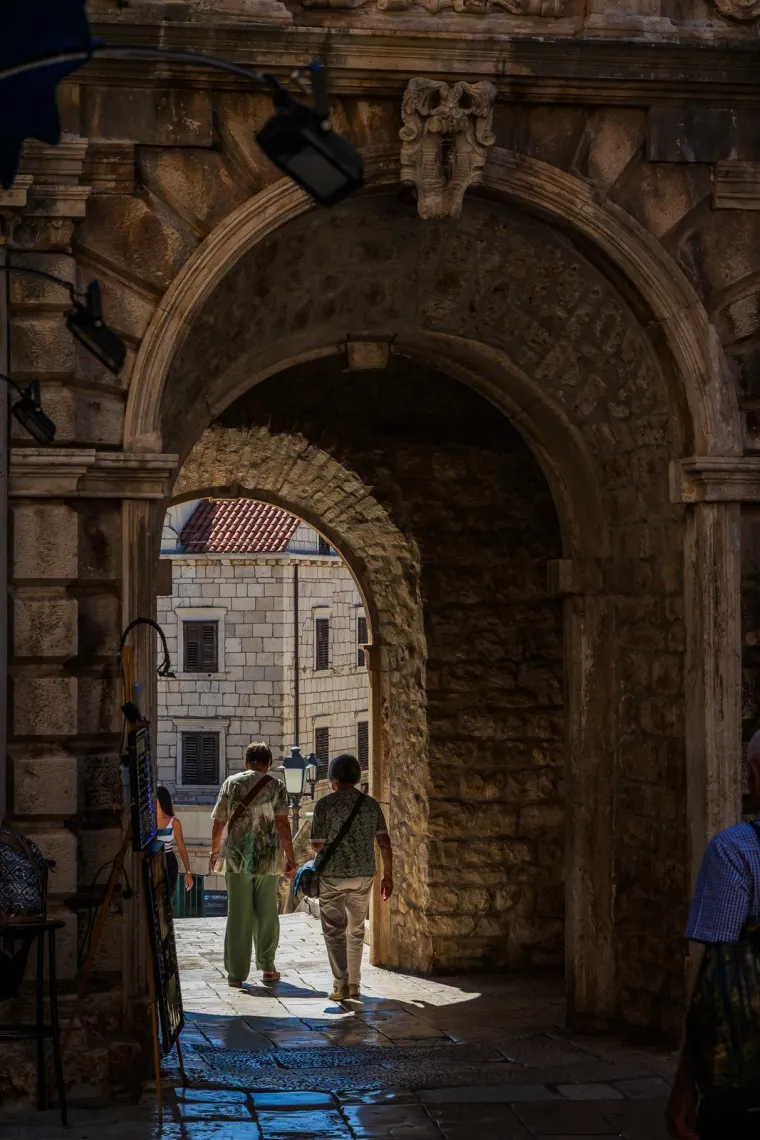 Dame zablistale u centru Korčule i privukle pažnju fotografa
