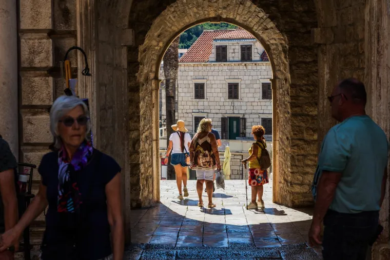 Dame zablistale u centru Korčule i privukle pažnju fotografa