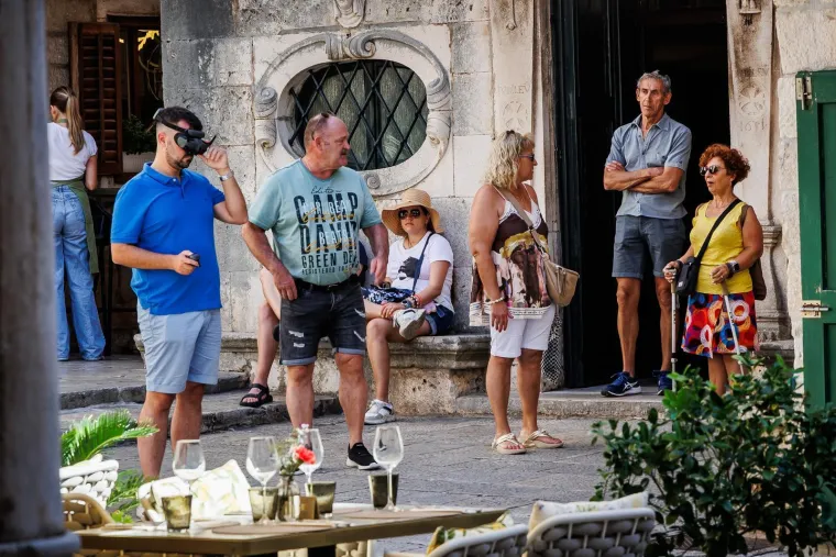 Dame zablistale u centru Korčule i privukle pažnju fotografa
