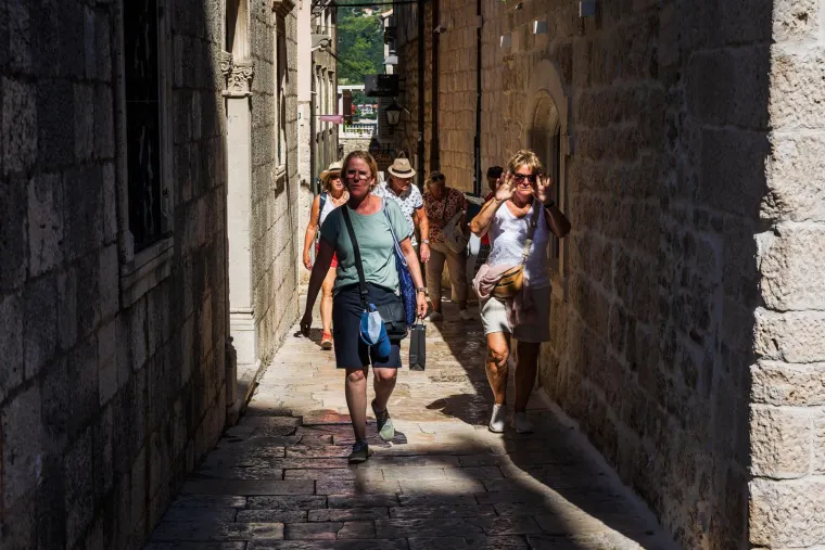 Dame zablistale u centru Korčule i privukle pažnju fotografa