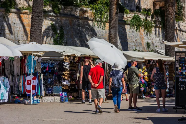 Dame zablistale u centru Korčule i privukle pažnju fotografa