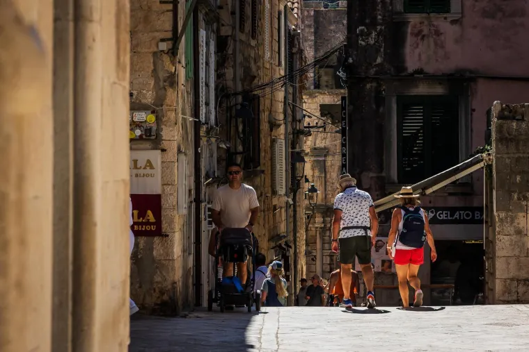 Dame zablistale u centru Korčule i privukle pažnju fotografa