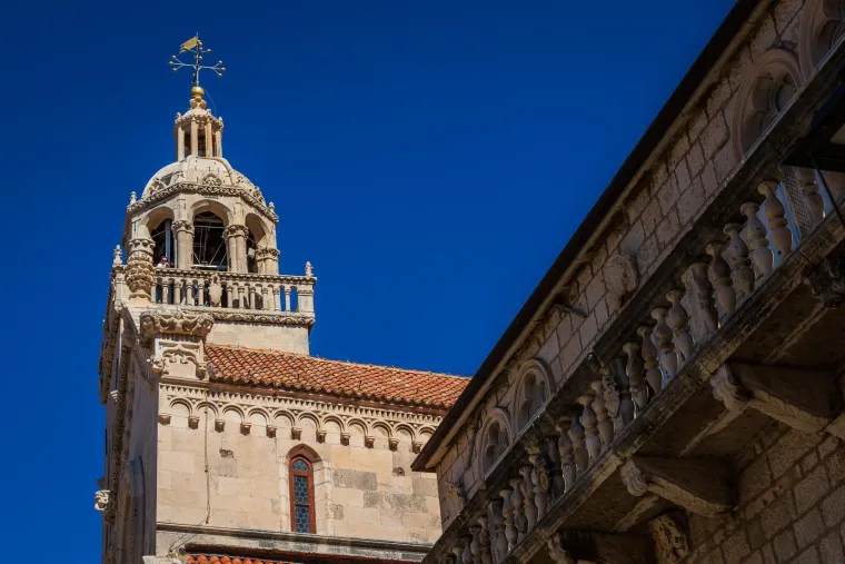 Dame zablistale u centru Korčule i privukle pažnju fotografa