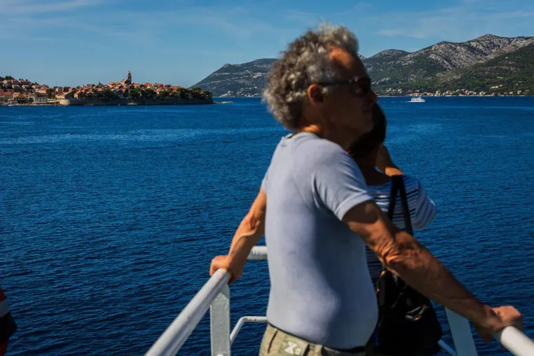 Dame zablistale u centru Korčule i privukle pažnju fotografa