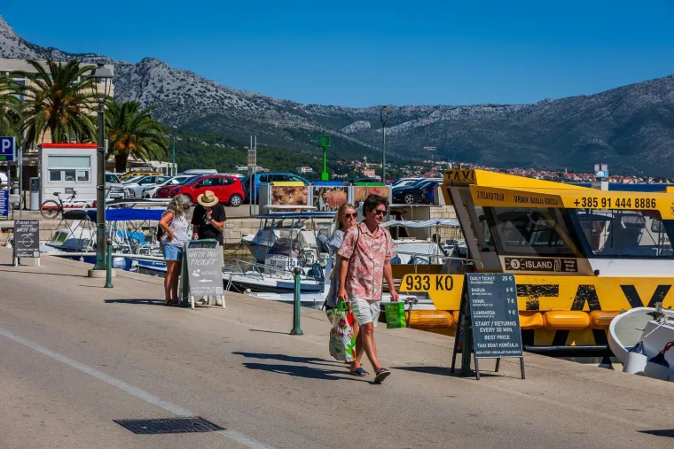 Dame zablistale u centru Korčule i privukle pažnju fotografa