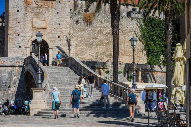 Dame zablistale u centru Korčule i privukle pažnju fotografa