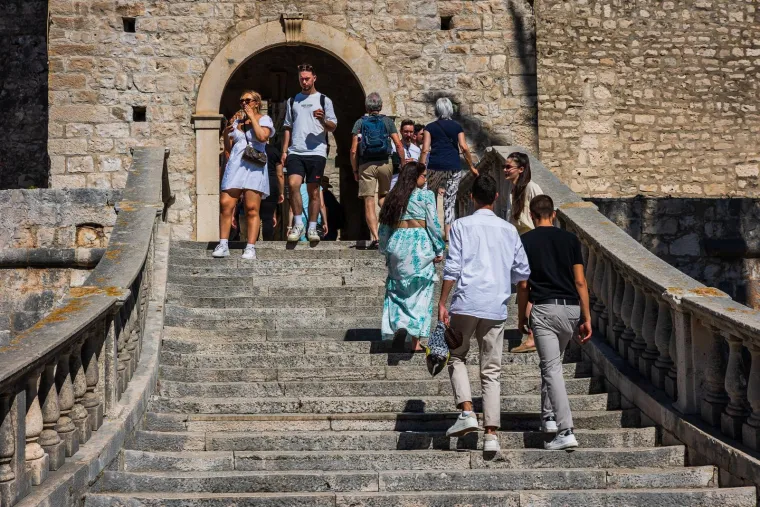 Dame zablistale u centru Korčule i privukle pažnju fotografa