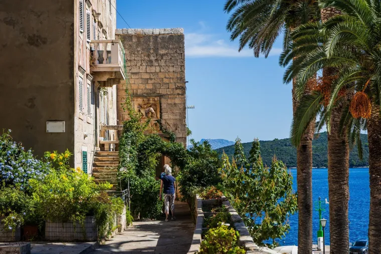 Dame zablistale u centru Korčule i privukle pažnju fotografa