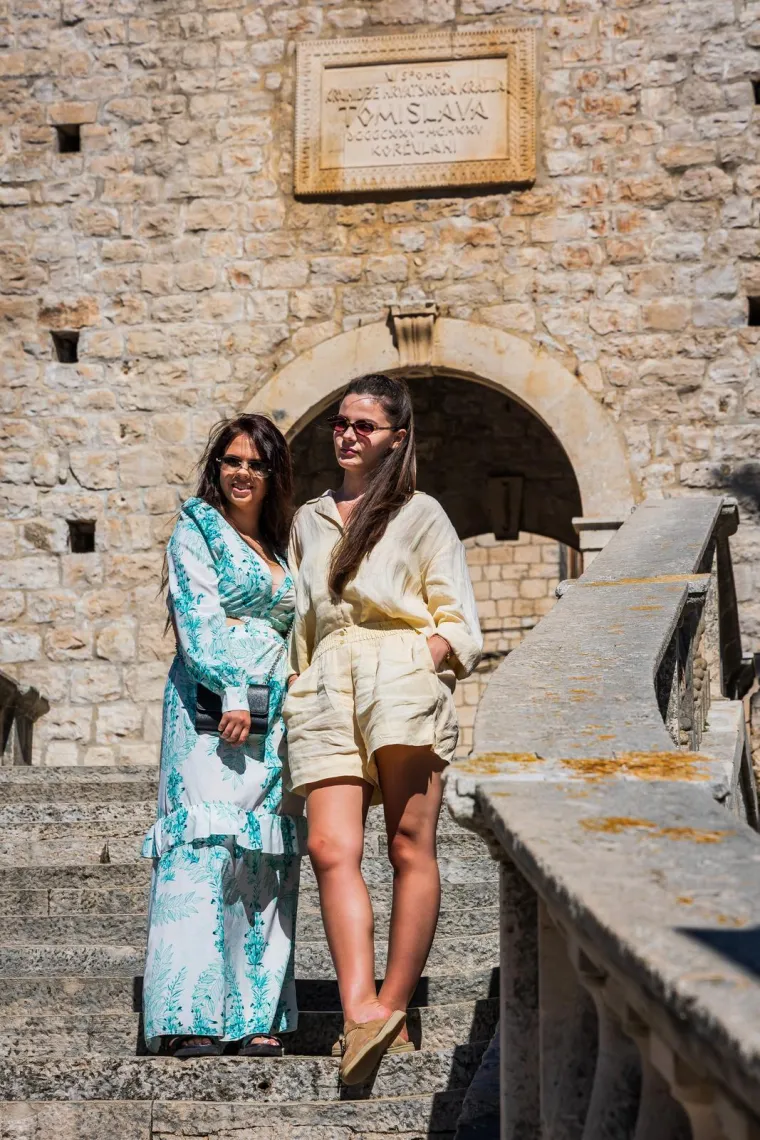 Dame zablistale u centru Korčule i privukle pažnju fotografa