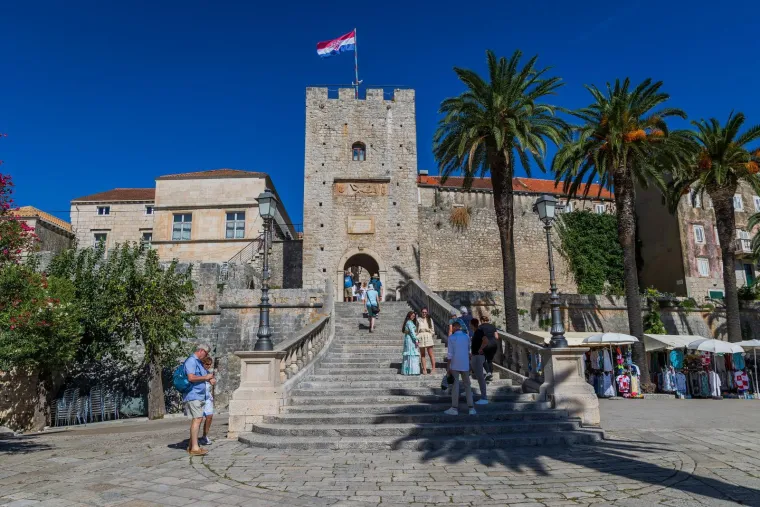 Dame zablistale u centru Korčule i privukle pažnju fotografa