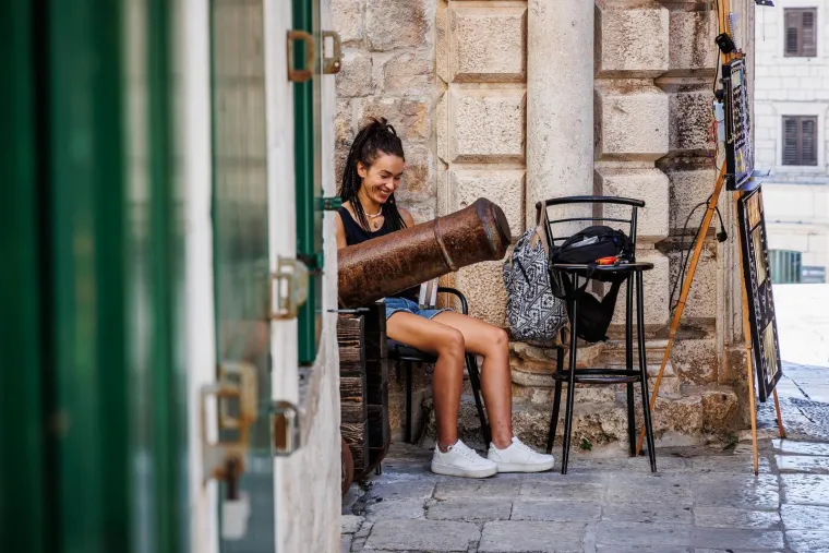 Dame zablistale u centru Korčule i privukle pažnju fotografa