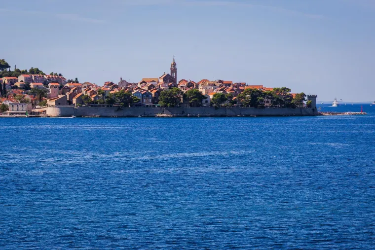 Dame zablistale u centru Korčule i privukle pažnju fotografa