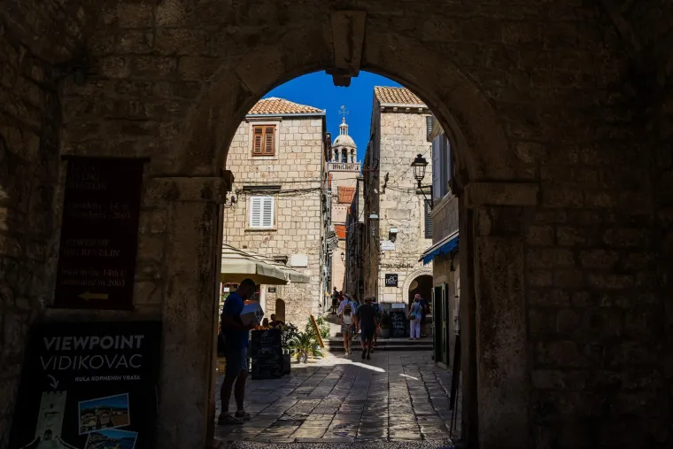 Dame zablistale u centru Korčule i privukle pažnju fotografa