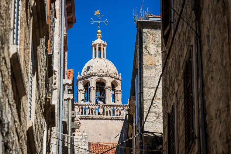 Dame zablistale u centru Korčule i privukle pažnju fotografa