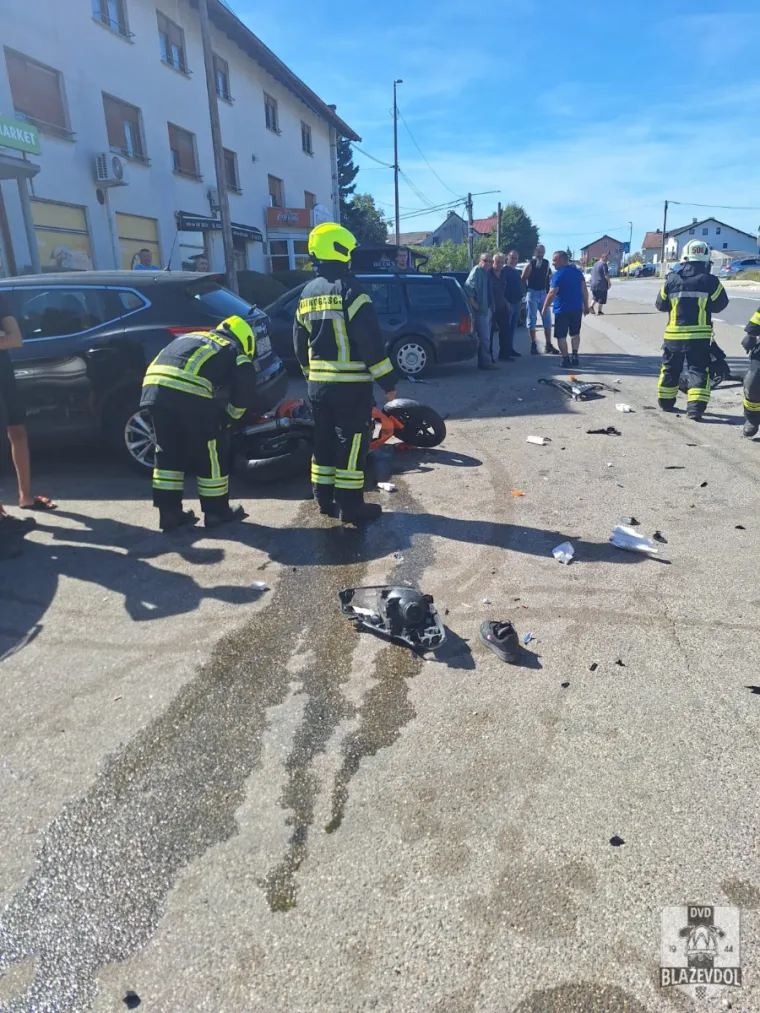 Užasni prizori: Strašan sudar automobila i motocikla, intervenirali i vatrogasci