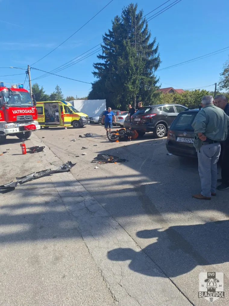 Užasni prizori: Stra&scaron;an sudar automobila i motocikla, intervenirali i vatrogasci