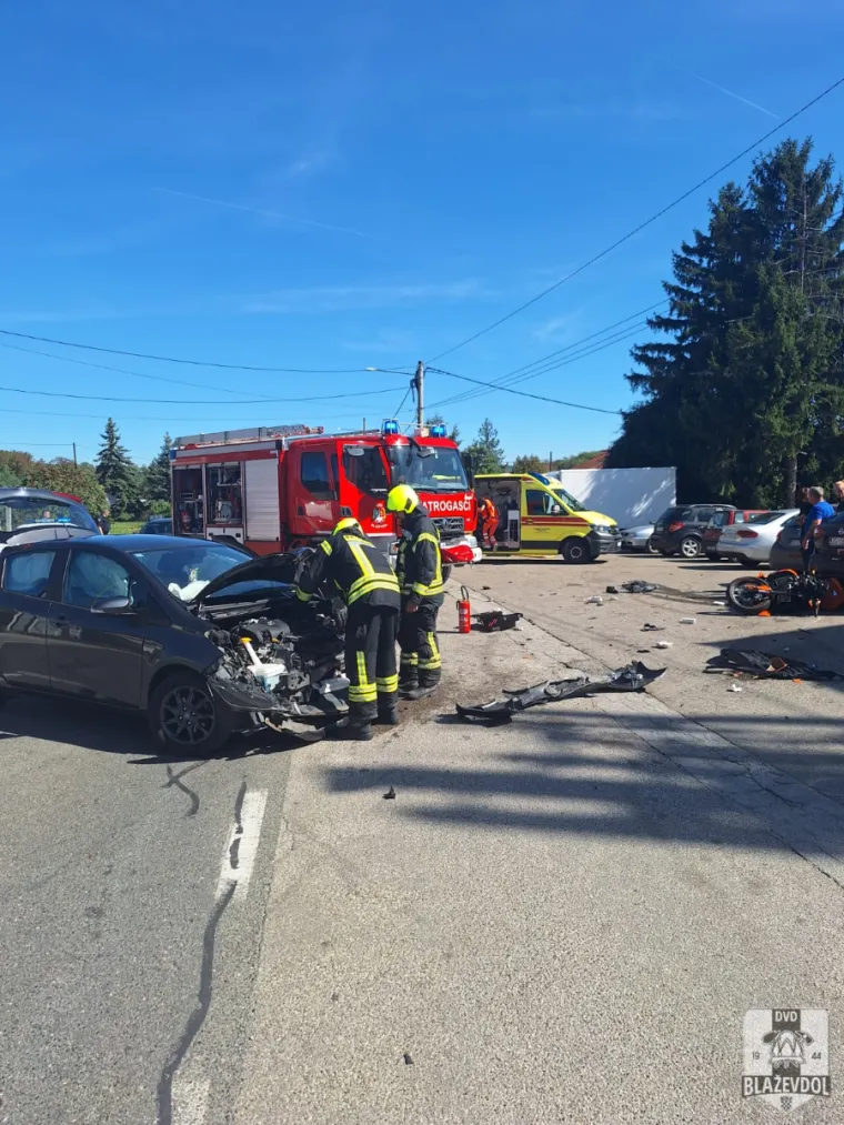 Užasni prizori: Stra&scaron;an sudar automobila i motocikla, intervenirali i vatrogasci