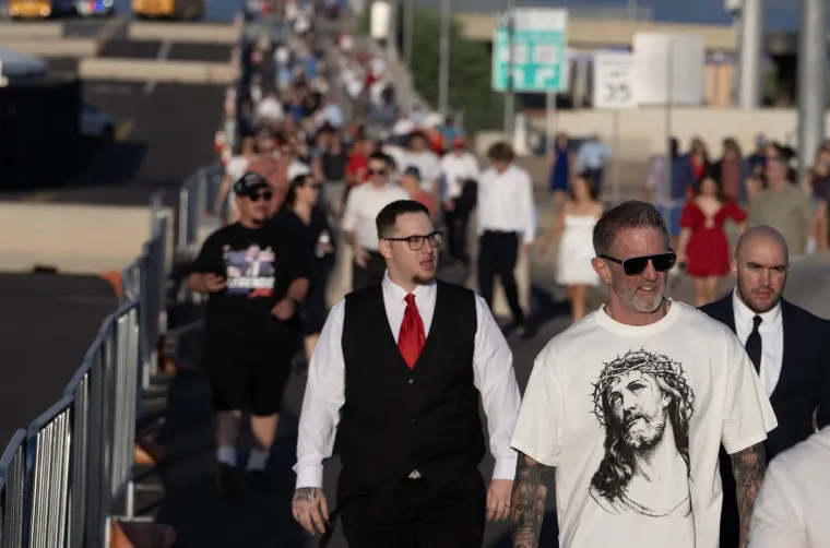 Suze, tuga i križevi: Pogledajte atmosferu prije posljednjeg oproštaja od Charlieja Kirka