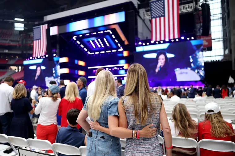 Suze, tuga i križevi: Pogledajte atmosferu prije posljednjeg oproštaja od Charlieja Kirka
