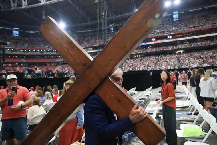 Suze, tuga i križevi: Pogledajte atmosferu prije posljednjeg oproštaja od Charlieja Kirka