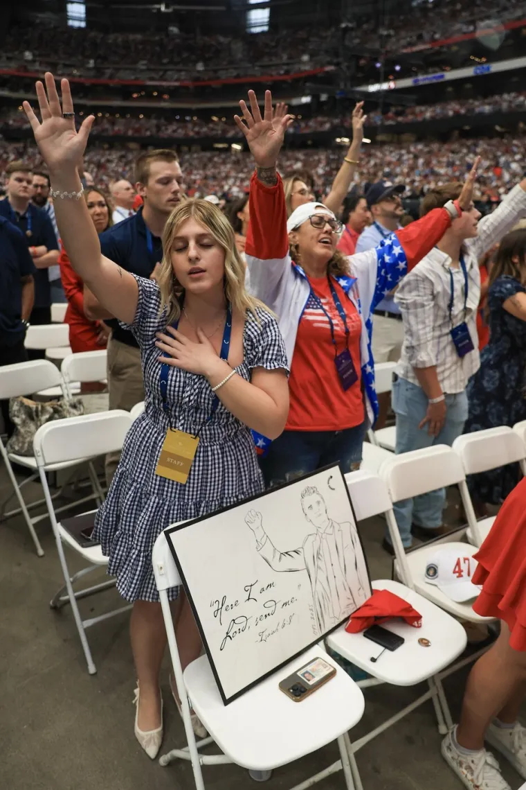 Suze, tuga i križevi: Pogledajte atmosferu prije posljednjeg oproštaja od Charlieja Kirka