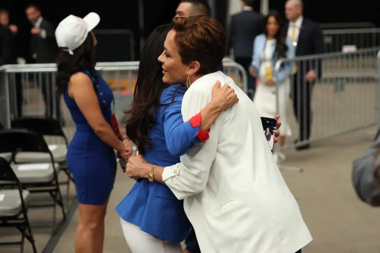 Suze, tuga i križevi: Pogledajte atmosferu prije posljednjeg oproštaja od Charlieja Kirka