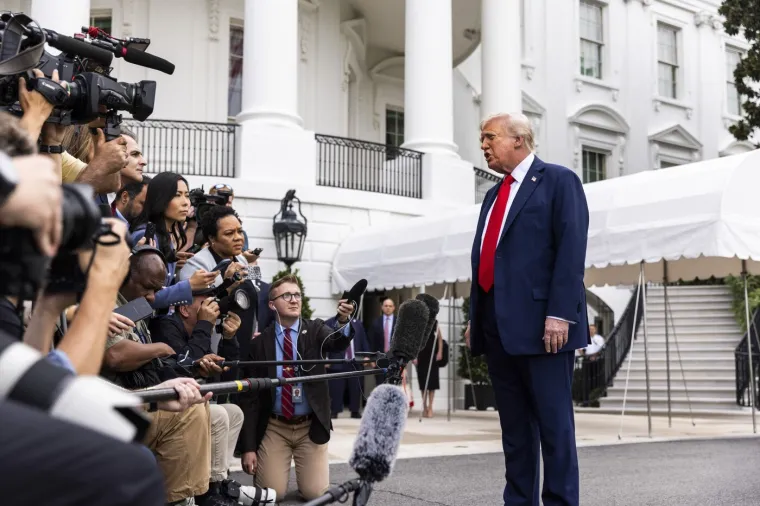 Suze, tuga i križevi: Pogledajte atmosferu prije posljednjeg oproštaja od Charlieja Kirka