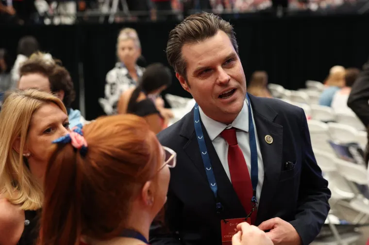 Suze, tuga i križevi: Pogledajte atmosferu prije posljednjeg oproštaja od Charlieja Kirka