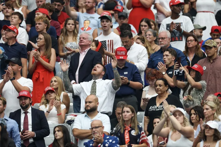 Suze, tuga i križevi: Pogledajte atmosferu prije posljednjeg opro&scaron;taja od Charlieja Kirka