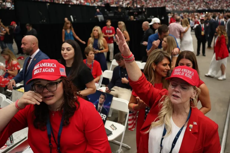 Suze, tuga i križevi: Pogledajte atmosferu prije posljednjeg opro&scaron;taja od Charlieja Kirka