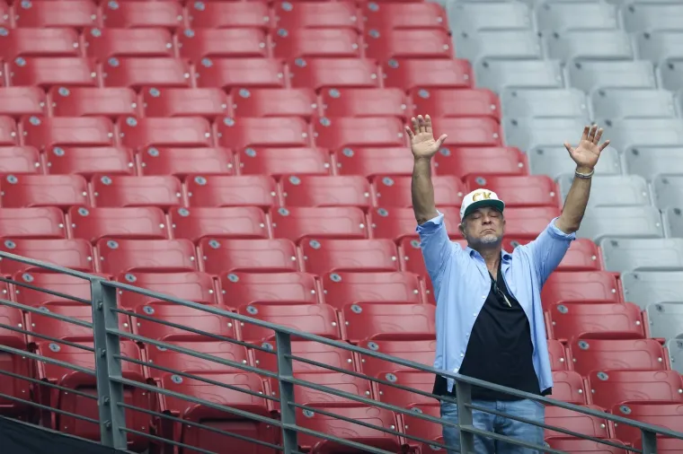 Suze, tuga i križevi: Pogledajte atmosferu prije posljednjeg opro&scaron;taja od Charlieja Kirka