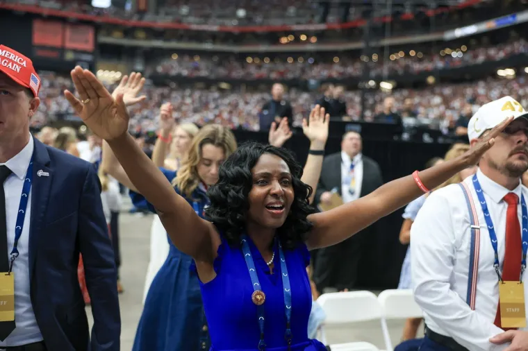 Suze, tuga i križevi: Pogledajte atmosferu prije posljednjeg opro&scaron;taja od Charlieja Kirka